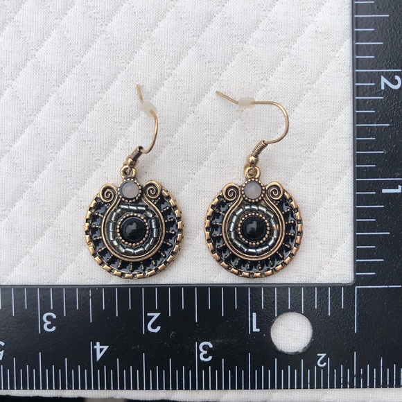 Beautiful vintage feel lightweight classic earrings 🖤 - Picture 7 of 14